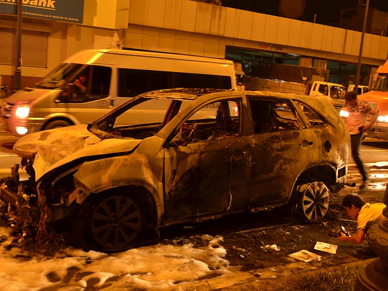 Hai phương tiện bị cháy trơ khung